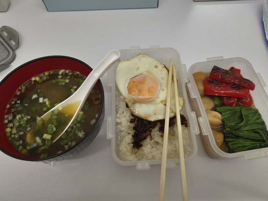 50代男性の食事例 ご飯と目玉焼きと野菜と味噌汁の弁当