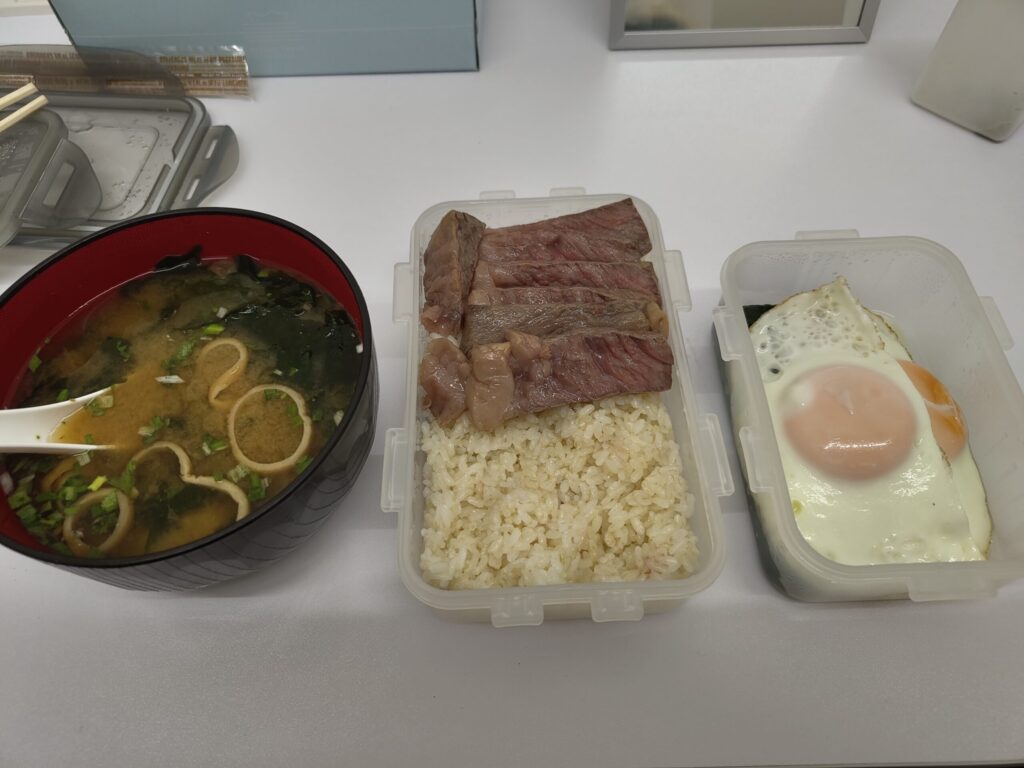 50代男性の食事例 ご飯と肉と目玉焼きと味噌汁の弁当