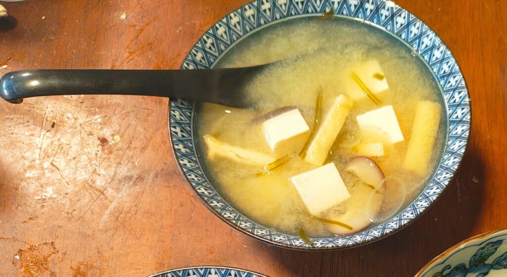 50代男性の朝食例として食べている豆腐と油揚げ入りの味噌汁