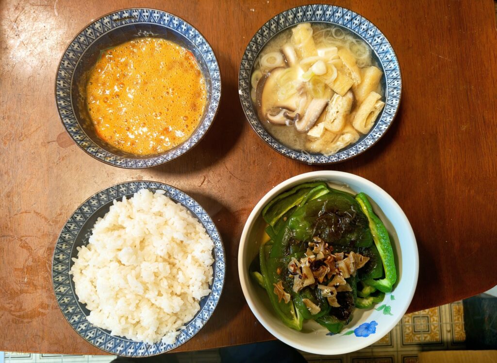 50代男性の夕食例として用意したご飯と味噌汁と野菜のおかず