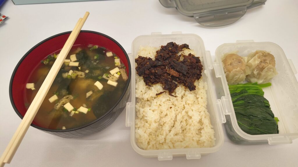 50代男性の昼食例として用意したご飯と味噌汁と野菜のお弁当