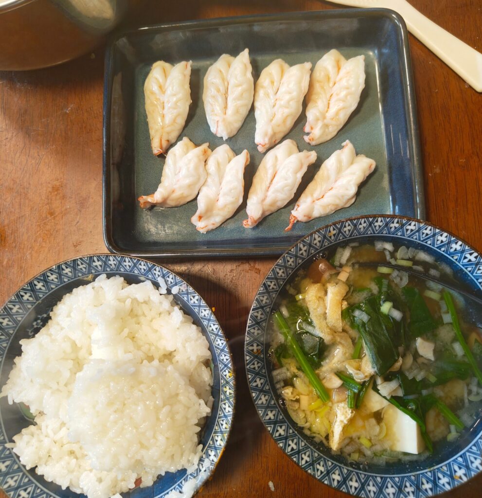 50代男性の夕食例 ご飯と天使の海老の焼きと具だくさん味噌汁の食事