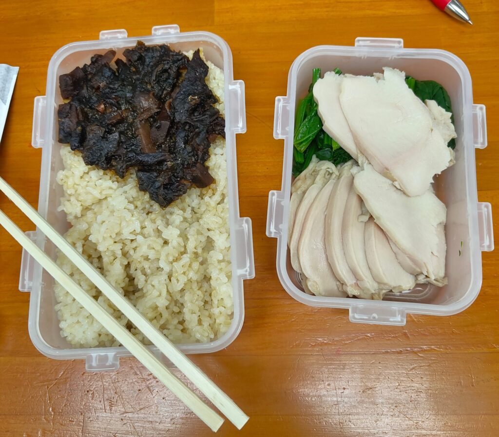 50代男性の昼食例 ご飯と鶏むね肉と出汁ガラ佃煮の弁当