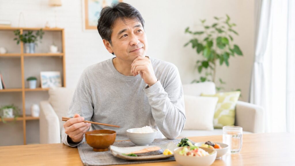 50代男性が生活に合わせて摂取カロリーを調整しているイメージ