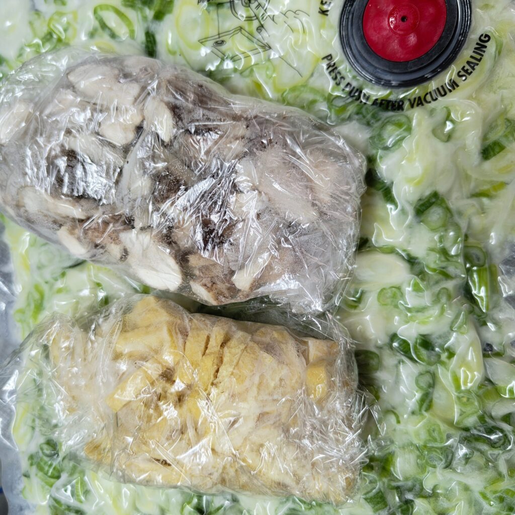 味噌汁用の椎茸や油揚げ、ネギを冷凍保存した様子