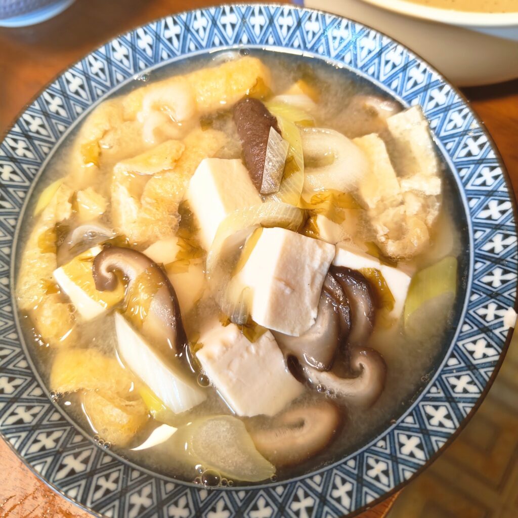 豆腐、椎茸、油揚げ、葱を使った具だくさんの味噌汁