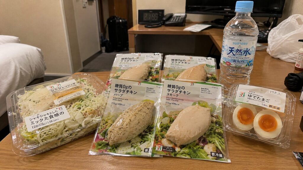 サラダチキン中心で単調になりやすい出張中の食事イメージ