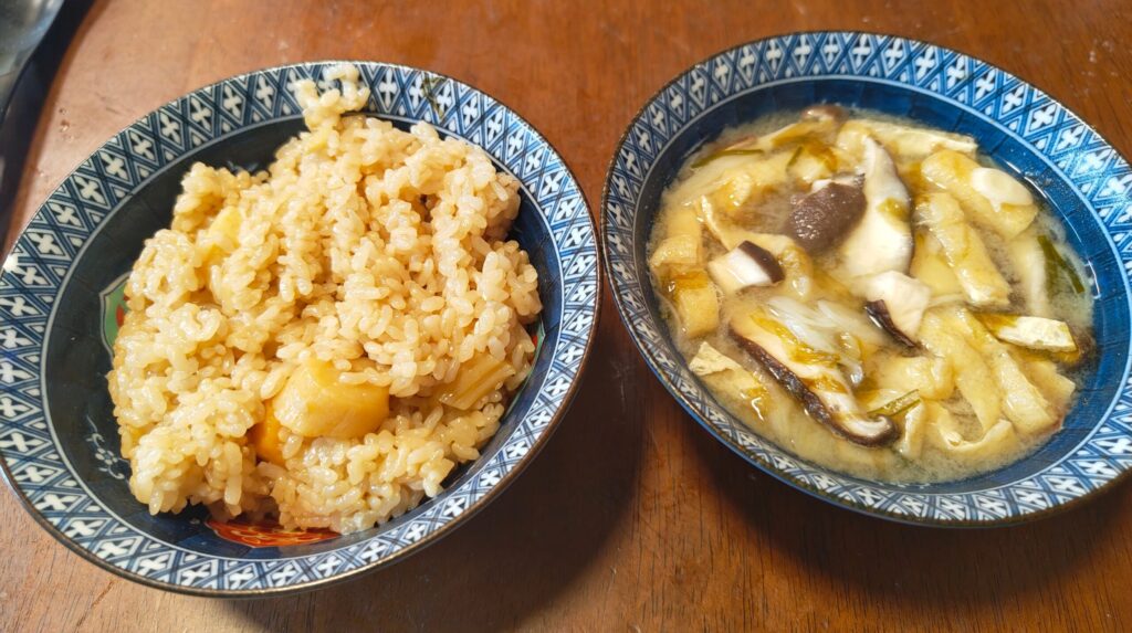 豆腐や油揚げを入れた具だくさん味噌汁の例