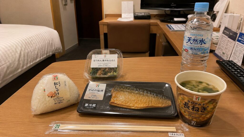 出張中に味噌汁など温かい食事を取り入れているイメージ